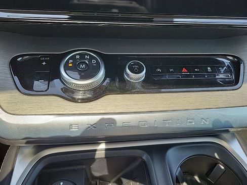 Used 2025 Ford Expedition Max Platinum AWD/4WD image 17