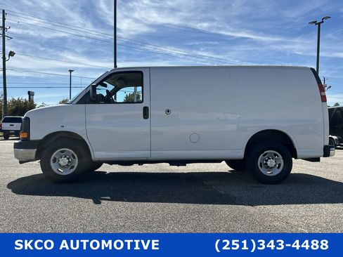 Used 2015 Chevrolet Express 2500 image 2