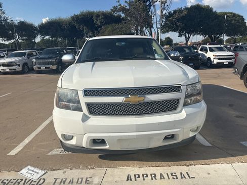 Used 2014 Chevrolet Suburban LTZ image 4