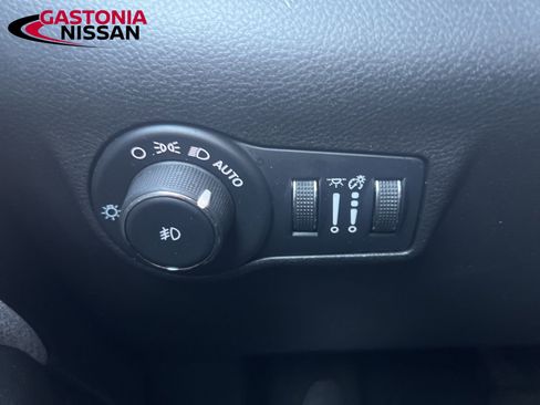 Used 2024 Jeep Compass Latitude image 50