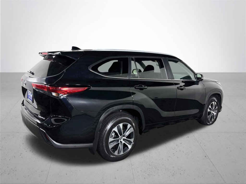 Used 2023 Toyota Highlander XLE AWD/4WD image 6