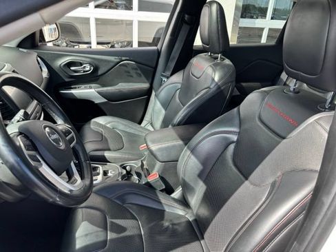 Used 2017 Jeep Cherokee Trailhawk AWD/4WD image 10