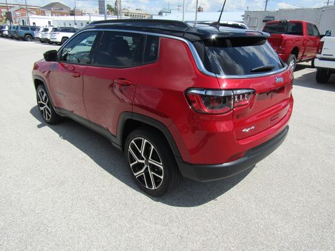 Used 2025 Jeep Compass Limited AWD/4WD image 5