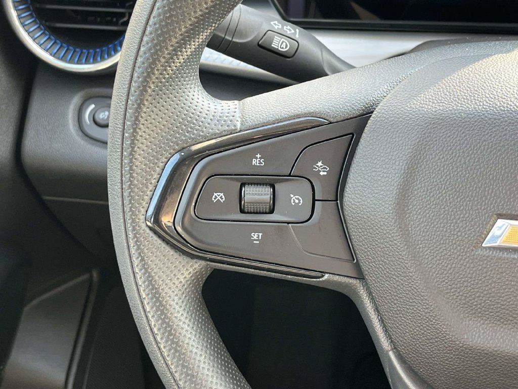 Used 2025 Chevrolet Trax LT FWD image 16