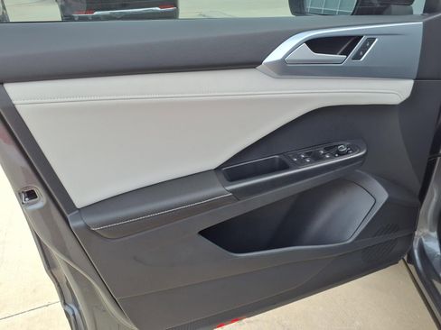 Certified 2025 Volkswagen Taos SE FWD image 13