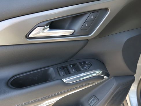 Used 2025 Chevrolet Traverse LT image 14