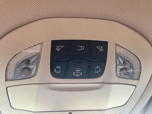 Used 2018 Chrysler Pacifica Touring-L FWD image 16
