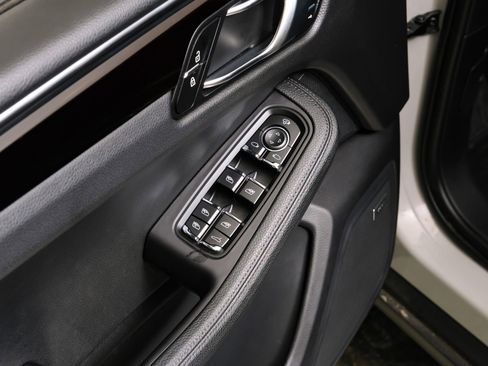 Used 2023 Porsche Macan AWD/4WD image 47