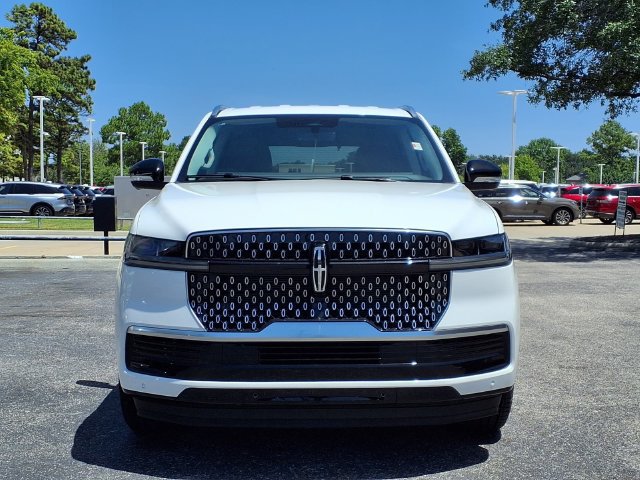 New 2027 Lincoln Navigator Premiere RWD image 3