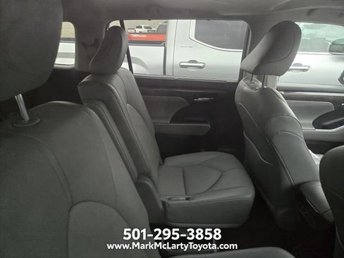 Used 2023 Toyota Highlander FWD image 8