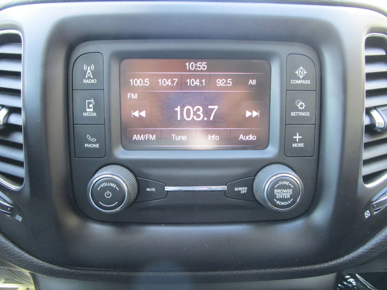 Used 2018 Jeep Compass Latitude AWD/4WD image 24