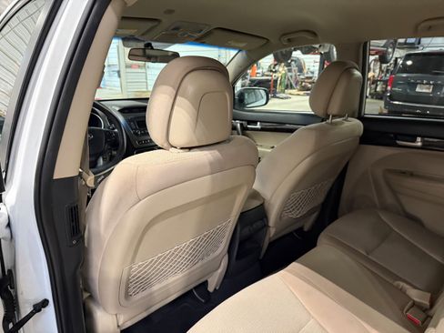 Used 2014 Kia Sorento LX image 28