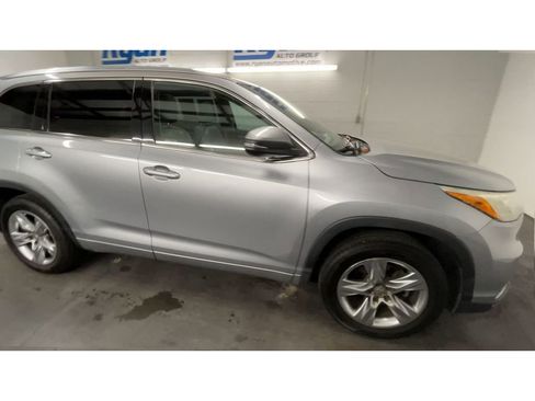 Used 2014 Toyota Highlander Limited Platinum image 2
