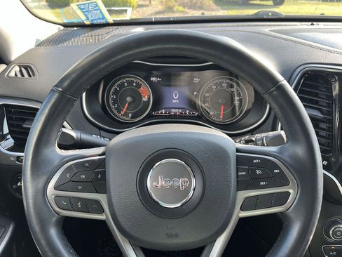 Used 2019 Jeep Cherokee Limited image 11