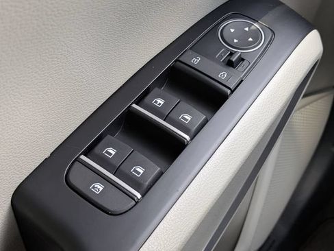 Used 2025 Kia Soul LX w/ LX Technology Package FWD image 22