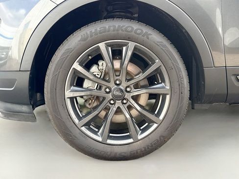 Used 2018 Ford Explorer XLT w/ Equipment Group 202A AWD/4WD image 32