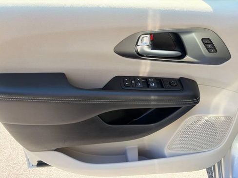 Used 2024 Chrysler Pacifica Touring-L FWD image 26