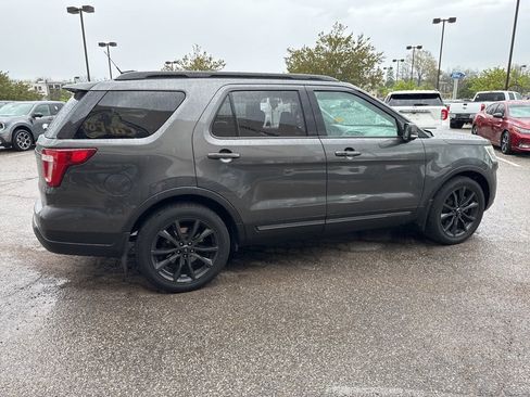 Used 2018 Ford Explorer XLT w/ Equipment Group 202A image 9