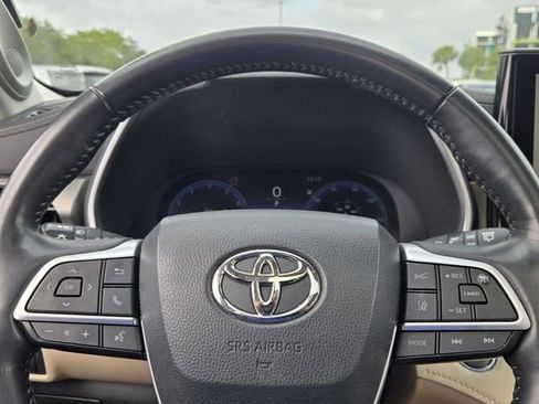 Used 2023 Toyota Highlander Limited FWD image 23