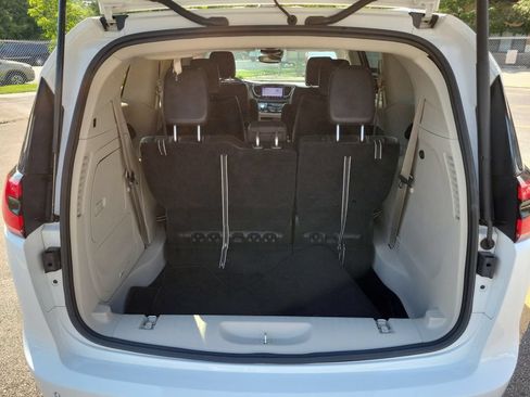 Certified 2024 Chrysler Pacifica Limited FWD image 8