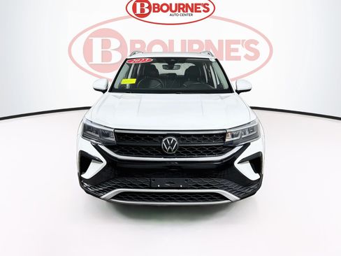 Used 2023 Volkswagen Taos SE w/ Panoramic Sunroof Package AWD/4WD image 6