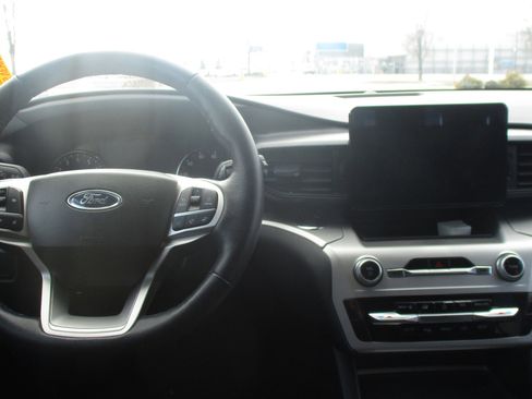 Used 2022 Ford Explorer XLT image 9