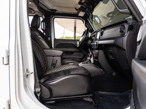 Used 2022 Jeep Wrangler Unlimited Sahara AWD/4WD image 38