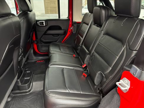 Used 2019 Jeep Wrangler Unlimited Sahara image 14