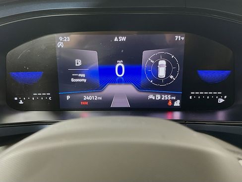 Used 2023 Volkswagen Taos SE w/ Panoramic Sunroof Package image 18