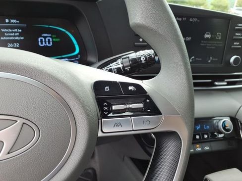 Used 2025 Hyundai Elantra Hybrid FWD image 23