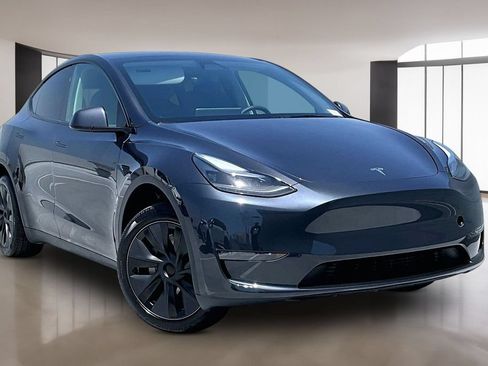 Used 2025 Tesla Model Y Long Range RWD image 3