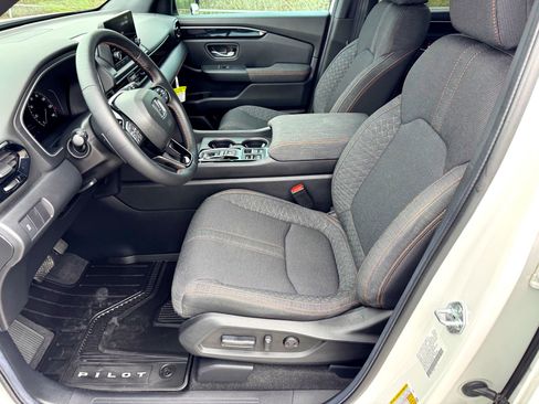 Used 2025 Honda Pilot Sport image 12