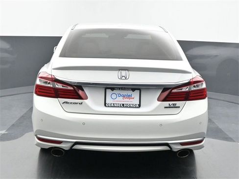 Used 2017 Honda Accord Touring image 4