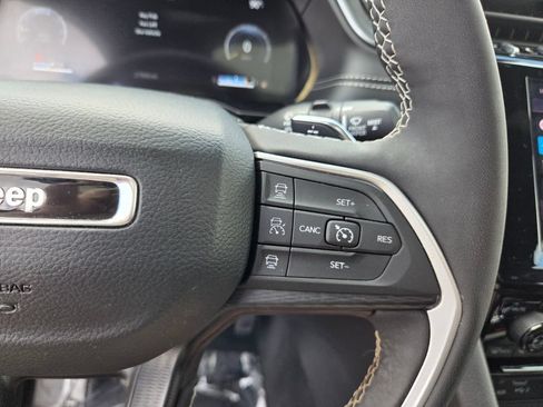 Used 2025 Jeep Grand Cherokee Altitude AWD/4WD image 32