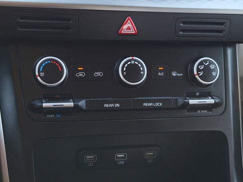 Used 2022 Kia Carnival LX image 28