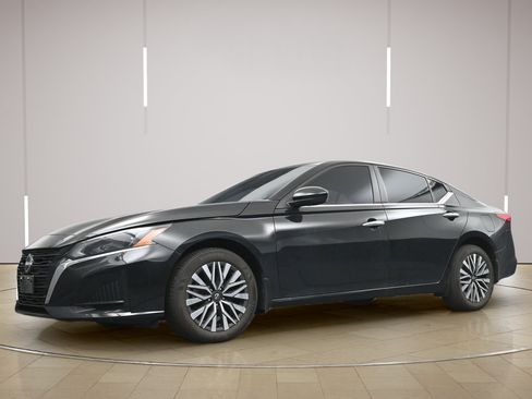 Certified 2025 Nissan Altima 2.5 SR FWD image 21