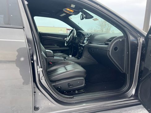 Used 2019 Chrysler 300 S image 4