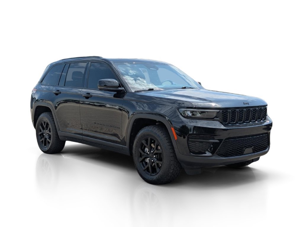 Used 2025 Jeep Grand Cherokee Altitude RWD image 3