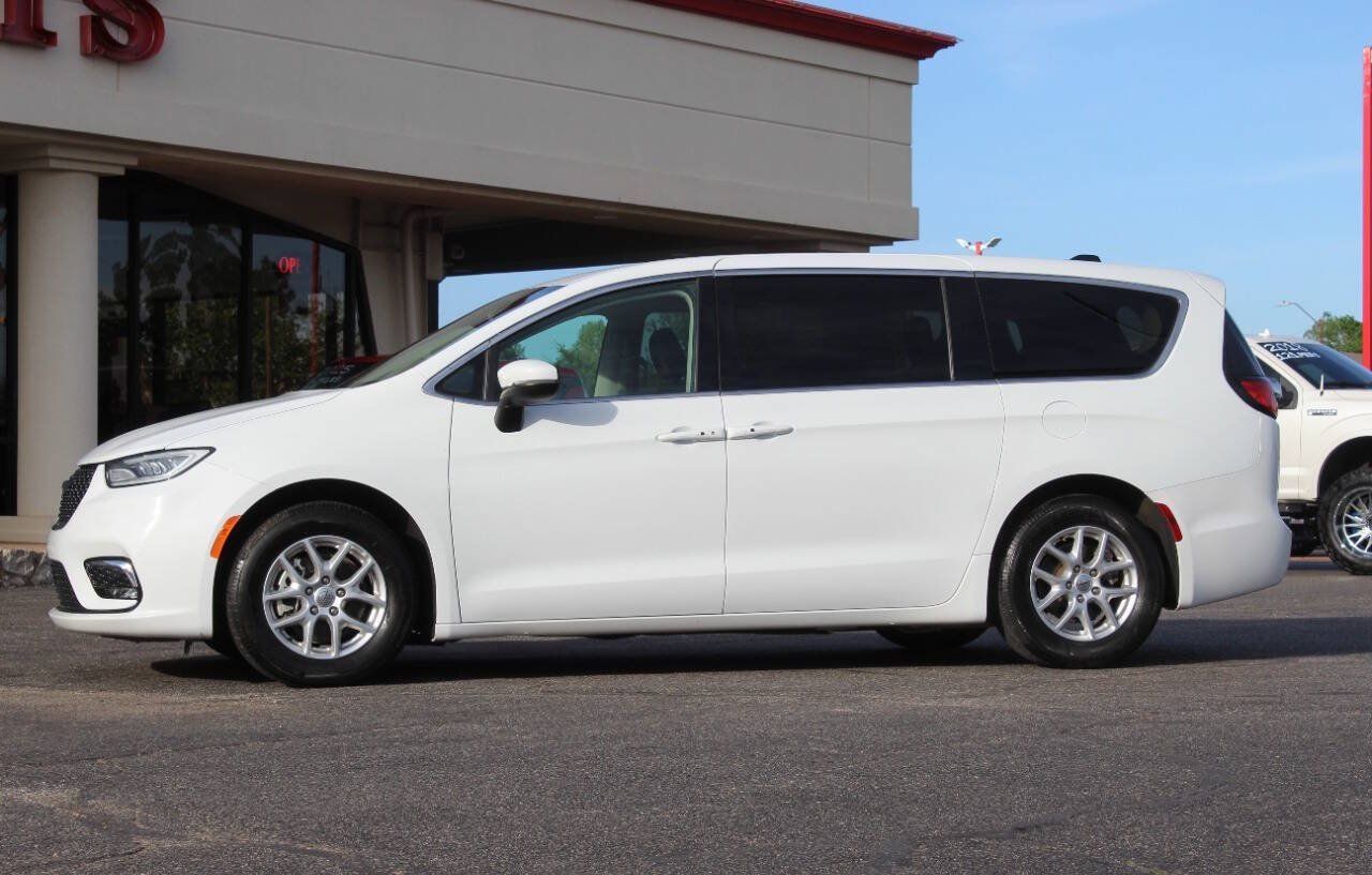 Used 2025 Chrysler Pacifica Select FWD image 6