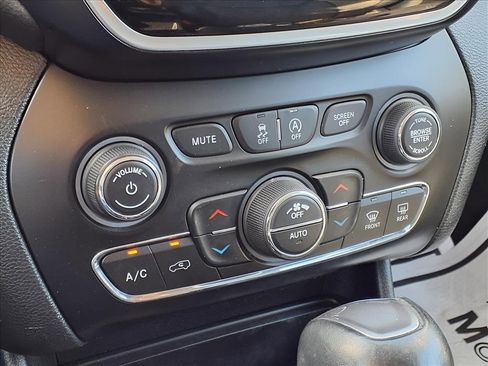 Used 2019 Jeep Cherokee Limited image 14