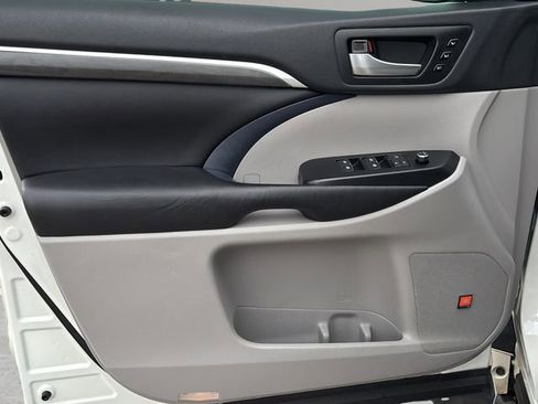 Used 2019 Toyota Highlander Limited FWD image 16