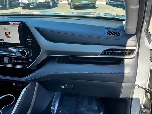 Used 2024 Toyota Highlander LE image 17