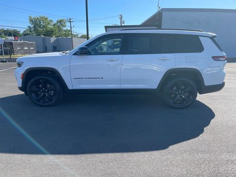 Used 2023 Jeep Grand Cherokee L Limited w/ Black Appearance Package AWD/4WD image 2