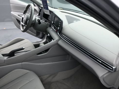 Certified 2025 Hyundai Elantra Sport image 29