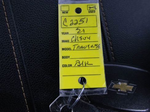 Used 2021 Chevrolet Traverse LT image 24