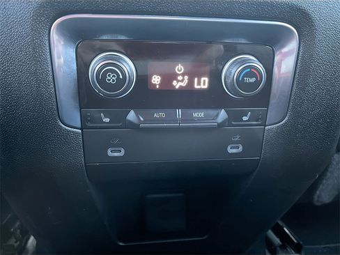 Used 2022 Chevrolet Tahoe Z71 w/ Luxury Package image 28