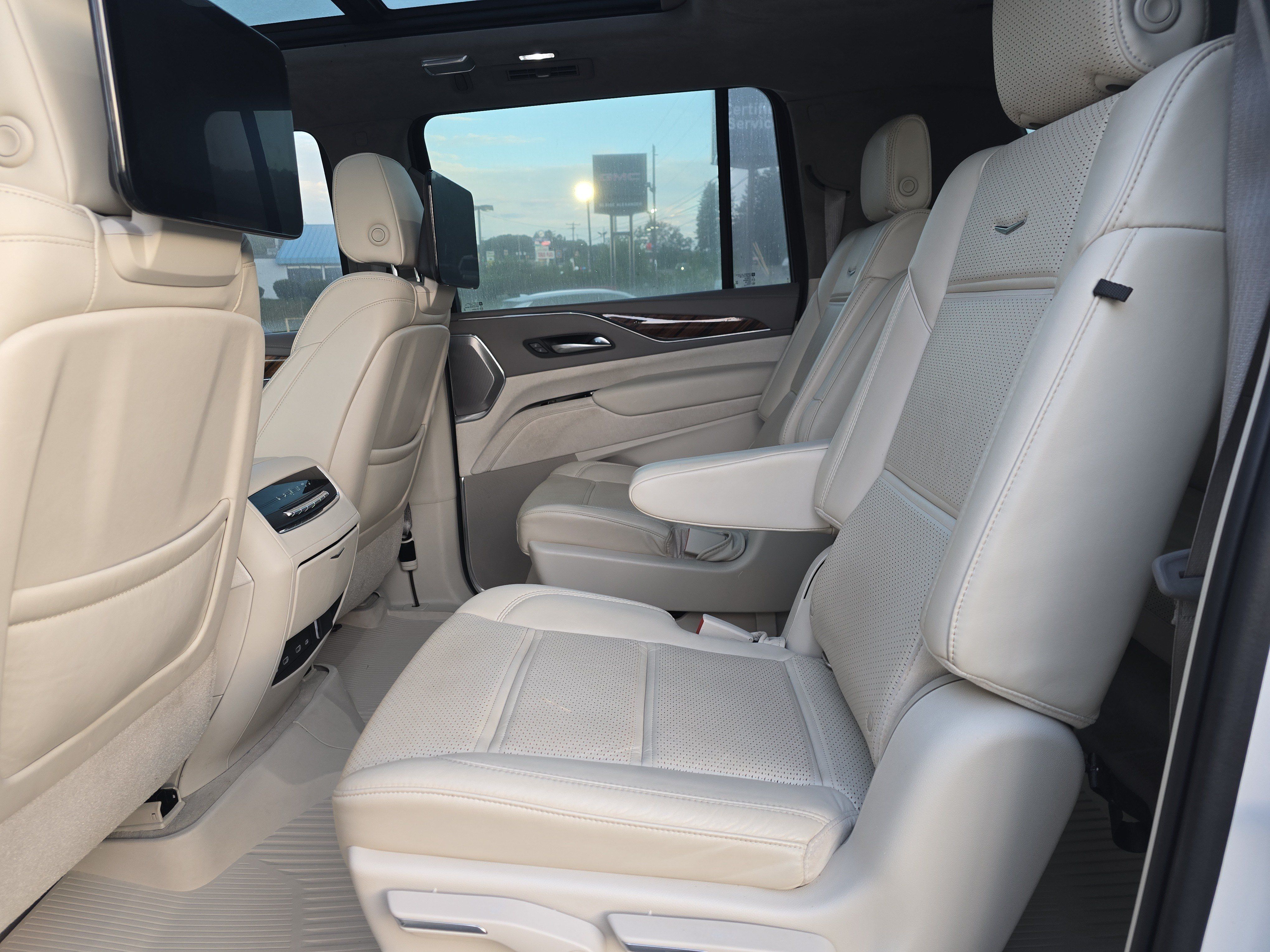 Used 2021 Cadillac Escalade ESV Premium Luxury Platinum AWD/4WD image 17