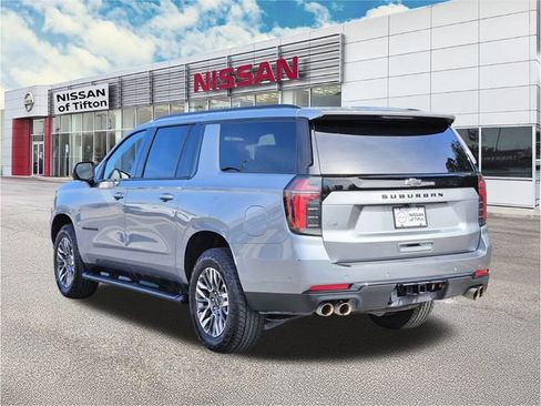 Used 2025 Chevrolet Suburban Z71 image 6