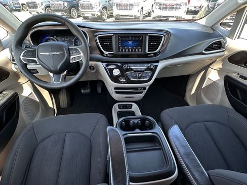 Used 2018 Chrysler Pacifica Touring Plus FWD image 24
