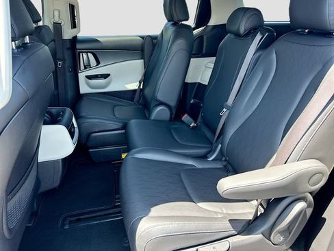 Used 2024 Kia Carnival LX FWD image 19